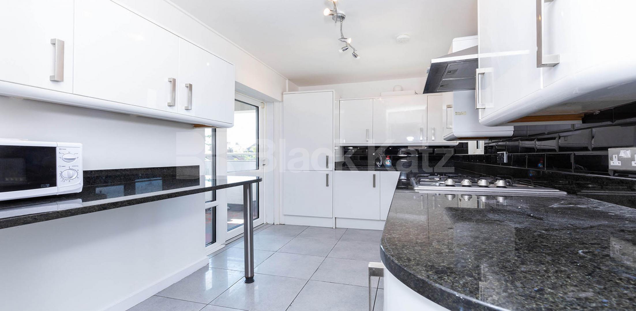 Fantastic spacious 4 bed in Camden mins to shops Abingdon Close, CAMDEN